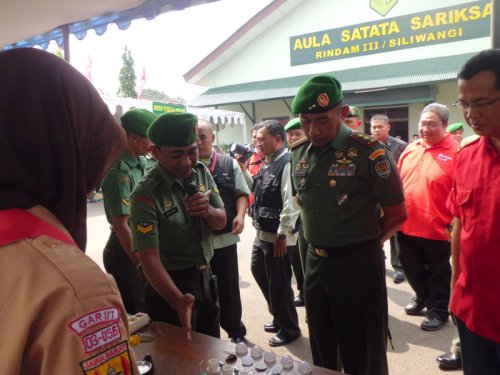 Sertu Agus Rizal Babinsa Koramil 0111/Pagelaran Paparan tentang pembuatan lampu Hemat Energi Kepada Pangdam III/Slw di Rindam III/Slw