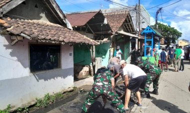 Danramil 0110/Labuan, Pimpin langsung Aksi Peduli Lingkungan Bersihkan Drainase