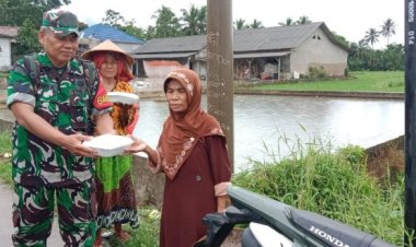 Jum’at Berkah, Koramil 0104/Cimanuk Lakukan Aksi Bagikan Nasi Kotak