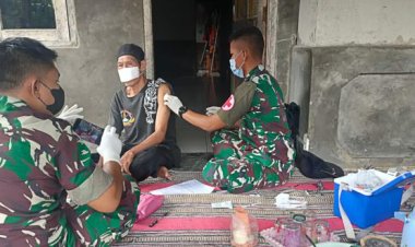 Sasar Rumah Warga, Koramil 0102/Cadasari Berikan Pelayanan Vaksinasi