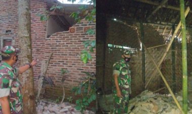 Rumah Rusak Akibat Gempa, Babinsa Koramil 0111/Pagelaran Gerak Cepat Turun ke Lokasi Kejadian