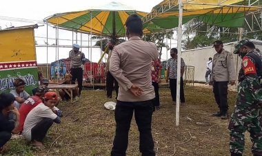 Babinsa Sertu Erna Widayat Dampingi Kapolsek Patia dan Satgas Penanganan Covid-19 Bubarkan Komidi Putar dan Pasar Malam