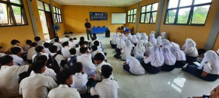 Serka Dede Suharsono, Anggota Koramil 0111/Pagelaran Berikan Materi Wasbang Di SMKN 13 Pandeglang