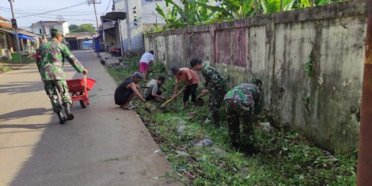 Wujud Kepedulian Koramil 0111/Pagelaran, Bersama Warga Lakukan Pembersihan Parit Saluran Air