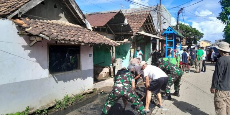 Danramil 0110/Labuan, Pimpin langsung Aksi Peduli Lingkungan Bersihkan Drainase