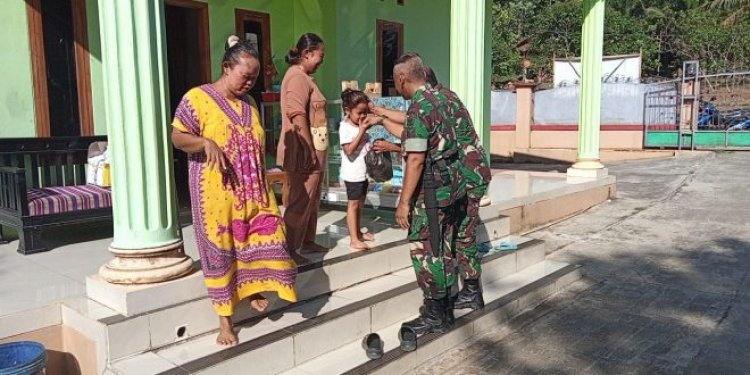 Serma Iwan Suryadi Koramil 0102/Cadasari Lakukan Kegiatan Sosial Di Wilayah
