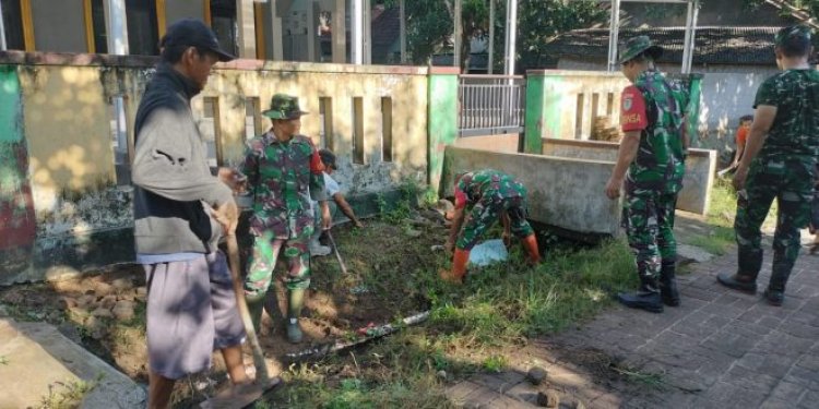 Jum’at Bersih, Koramil 0111/Pagelaran Lakukan Kerja Bakti