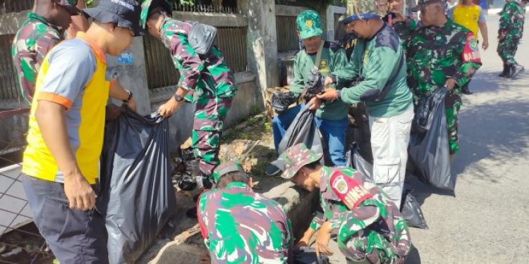 Peduli Lingkungan, Koramil 0101/Pandeglang Lakukan Karya Bakti Bersihkan Sampah Di Pasar Tradisional