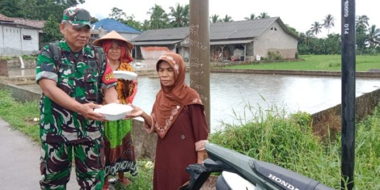 Jum’at Berkah, Koramil 0104/Cimanuk Lakukan Aksi Bagikan Nasi Kotak