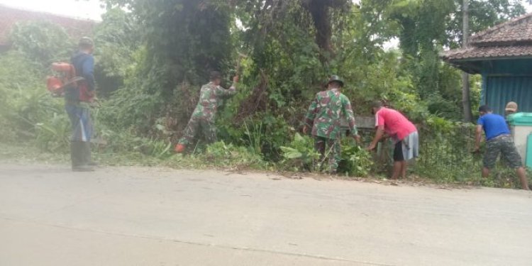 Dalam Menghadapi Musim Hujan, Koramil 0111/Pagelaran, Ajak Warga Jaga Kebersihan Lingkungan