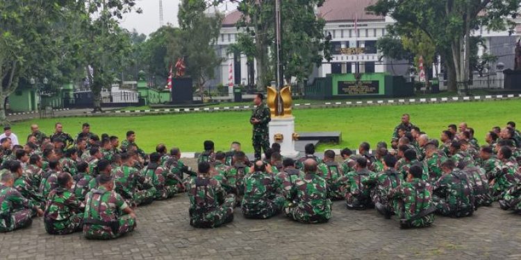 Dandim 0601/Pandeglang Berikan Jam Komandan Kepada Anggota