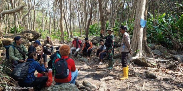 Anggota Koramil 0115/Cimanggu, Bersama Petugas TNUK Lakukan Patroli Di Ujung Kulon