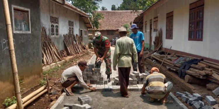 Pererat Silaturahmi, Babinsa Koramil 0106/Menes Lakukan Gotong Royong Bersama Warga