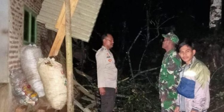 Rumah Warga Rusak Tertimpa Pohon, Babinsa Koramil 0112/Jiput Datangi Tempat Kejadian