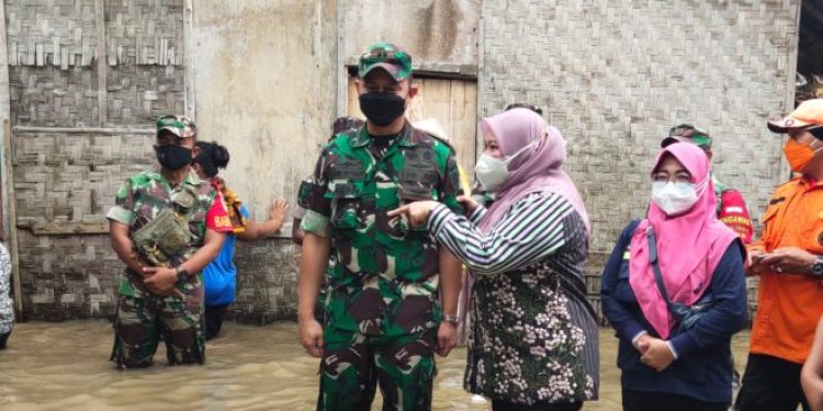 Dandim 0601/Pandeglang Bersama Bupati Tinjau Bencana Alam Banjir Di Kecamatan Patia