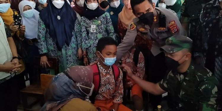 Dandim 0601/Pandeglang dan Kapolres Dampingi Bupati Tinjau Pelaksanaan Vaksinasi di SDN Geredong dan SDN Kadu Merak 1
