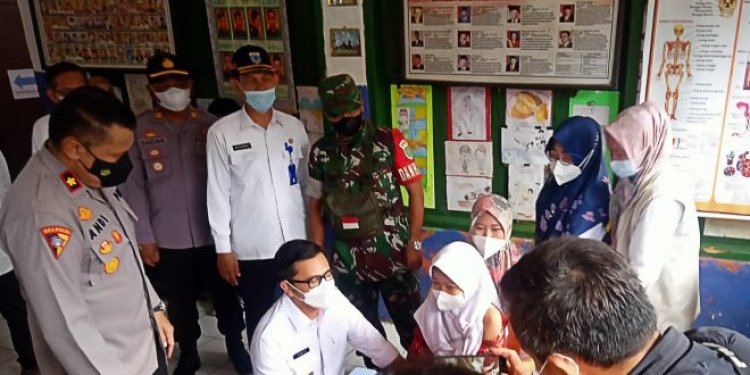 Danramil 0112/Jiput Dampingi Wakil Bupati Pandeglang Launching Vaksinasi Bagi Siswa SD