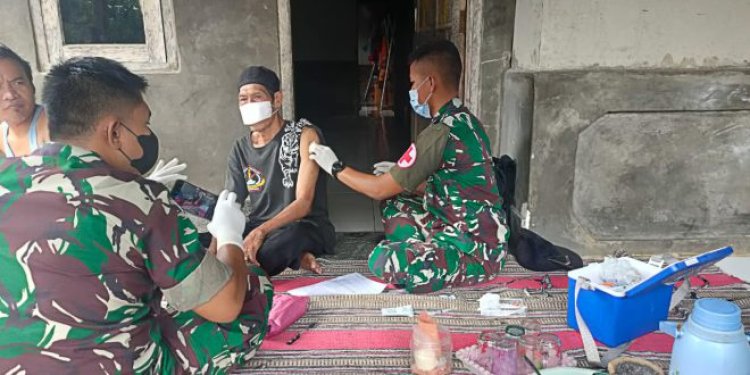 Sasar Rumah Warga, Koramil 0102/Cadasari Berikan Pelayanan Vaksinasi