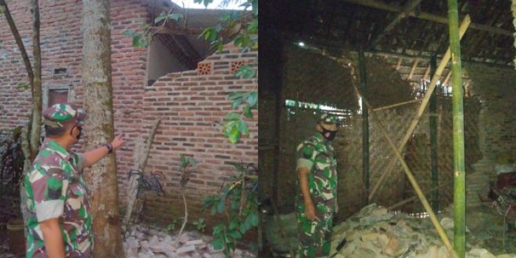Rumah Rusak Akibat Gempa, Babinsa Koramil 0111/Pagelaran Gerak Cepat Turun ke Lokasi Kejadian