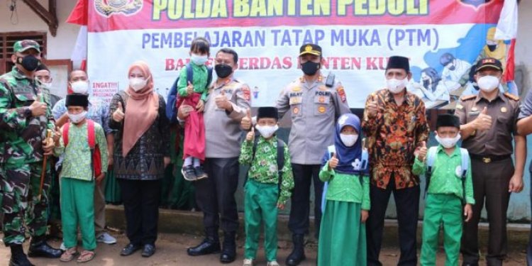 Dandim Bersama Bupati Pandeglang Dampingi Kapolda Banten, Berikan Bantuan Kepada Pelajar Mts. Anwarul Hidayah dan Ponpes Salafi Al Hidayah