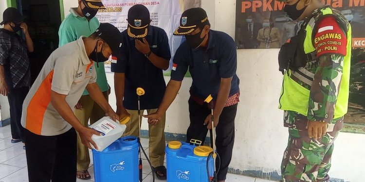 Cegah Penyebaran Virus Corona, Babinsa Bersama Satga Covid-19 Terus Berupaya Lakukan Penyemprotan Disinfektan