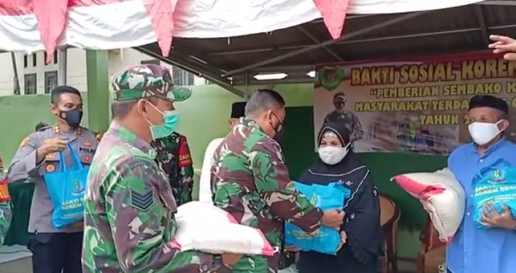 Dandim 0601/Pdg Dampingi Kasi Ter Korem 064/My Berikan Bantuan Kepada Warga