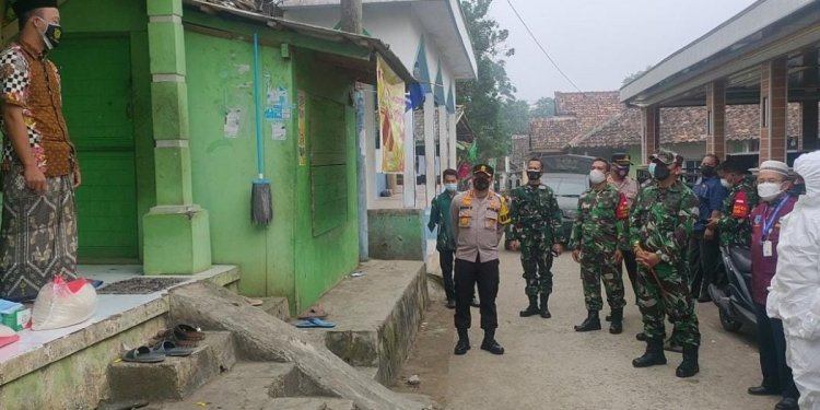 Dandim 0601/Pandeglang dan Kapolres Turun Langsung Berikan Bantuan Kepada Warga Yang Menjalani Isolasi Mandiri