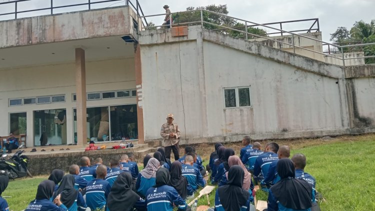 Serka Yatno Anggota Koramil 0111/Pagelaran Latih Peserta Diklatsar Saka Bahari dengan Materi Mountaineering