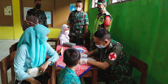 Launching Vaksinasi Bagi Pelajar Sekolah Dasar di Pandeglang, Babinsa Jajaran Kodim 0601/Pandeglang Dampingi Pelaksanaan Vaksinasi diwilayah