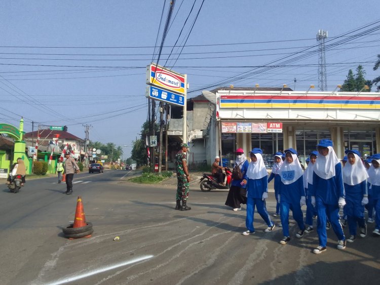 Anggota Koramil 0106/Menes, Amankan Lomba Gerak Jalan Dalam Rangka HUT Ke-80 RI di Kecamatan Menes