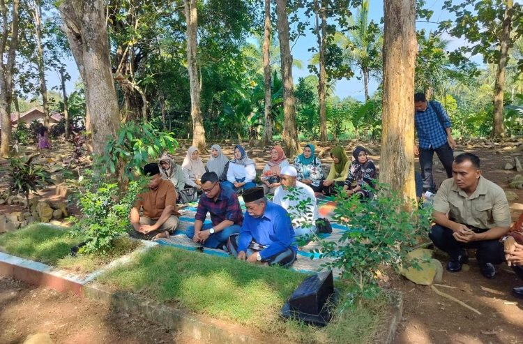 Dandim 0601/Pandeglang Ziarah ke Makam Orang Tua Pangdam III/Siliwangi