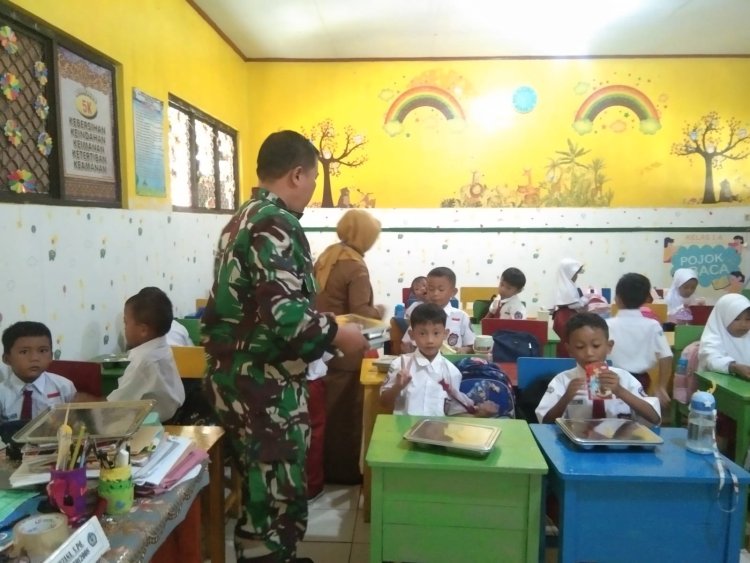Babinsa Koramil 0106/Menes Kawal Program Makan Bergizi Gratis di Sekolah