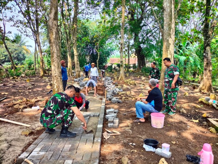 Sinergi TNI dan Masyarakat, Koramil 0104/Cimanuk Gotong Royong Perbaiki Jalan TPU