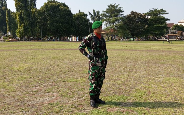 Jelang Upacara HUT Ke-80 RI Danramil 0106/Menes Kodim 0601/Pandeglang, Laksanakan Gladi