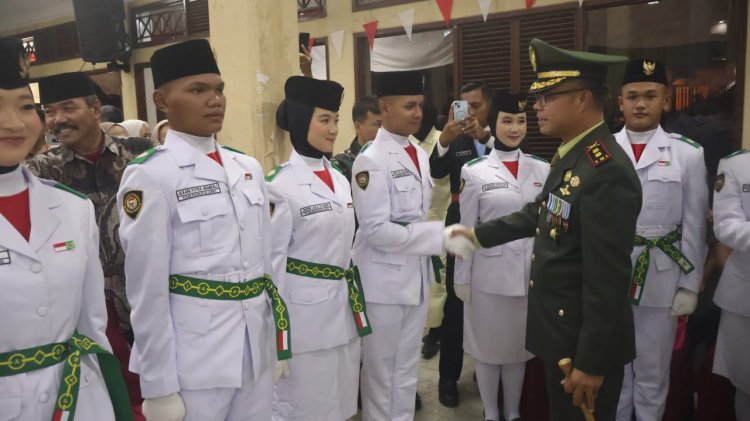 Dandim 0601/Pandeglang Letkol Inf Afri Swandi Ritonga Hadiri Pengukuhan Paskibra di Pendopo Kabupaten