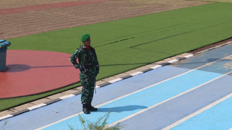 Kapten Inf. Tata Danramil 0106/Menes Kodim 0601/Pandeglang Tampil Memukau Sebagai Komandan Upacara HUT ke-80 RI di Alun-Alun Pandeglang