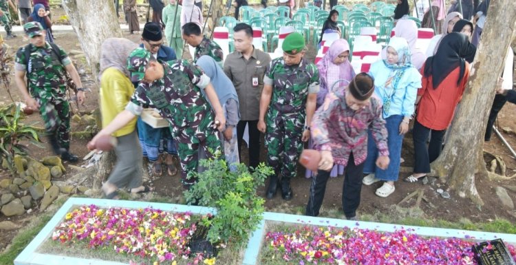 Dandim 0601/Pandeglang Dampingi Pangdam III Siliwangi Ziarah ke Makam Orang Tua di Pandeglang