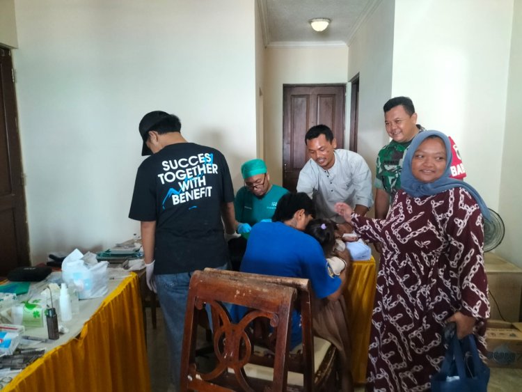 Babinsa Koramil 0110/Labuan Dampingi Kegiatan Khitanan Massal di Carita