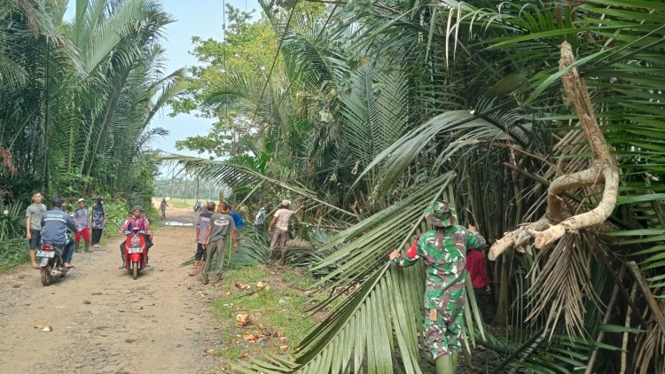 Serka Yatno Anggota Koramil 0111/Pagelaran Bersama Warga Lakukan Gotong Royong di Desa Tegal Papak