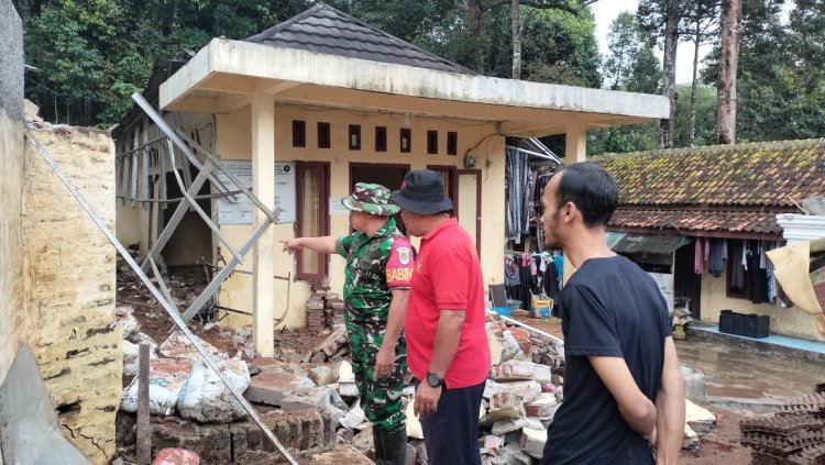 Babinsa Koramil 0102/Cadasari Tanggap Darurat Longsor, Pondasi Ponpes Riadul Mubtadiin Rusak Parah