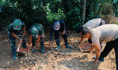 Hari Kedua TMMD ke-126 Kodim 0601/Pandeglang, TNI Gotong Royong Bersama Masyarakat Bangun Jalan Desa