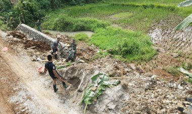Satgas TMMD ke-126 dan Warga Gotong Royong Perbaiki Pondasi Jembatan Penghubung Dua Desa