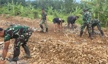 SATGAS TMMD KE-126 KODIM 0601/PANDEGLANG TERUS LANJUTKAN PEKERJAAN PENGERASAN JALAN, CAPAI PROGRES 72% DI HARI KE-17