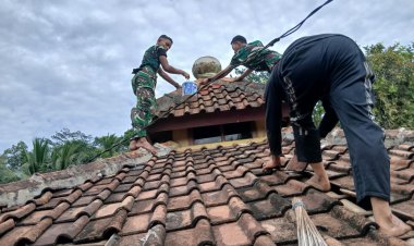 Anggota Satgas TMMD ke-126 Laksanakan Pengecatan dan Perbaikan Genteng Musholla Demi Kenyamanan Warga Beribadah