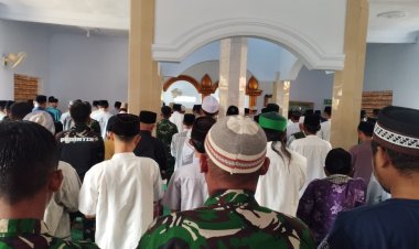 Anggota Satgas TMMD ke-126 Laksanakan Salat Dzuhur Berjamaah Bersama Warga Sebagai Wujud Kebersamaan dan Ketakwaan