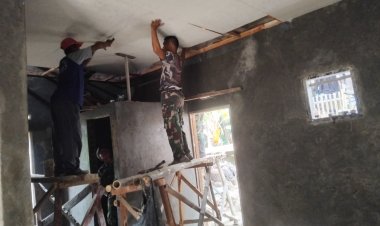 Satgas TMMD ke-126 Kodim 0601/Pandeglang Laksanakan Pemasangan Plafon pada Rumah RLTH di Desa Cikentrung