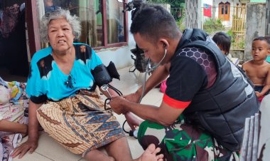 Anggota Satgas TMMD ke-126 Laksanakan Pemeriksaan Kesehatan kepada Warga yang Melaporkan Keluhan Sakit di Desa Cikeuntrung, Kabupaten Pandeglang