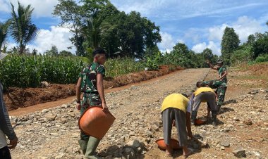 SATGAS TMMD KE-126 LANJUTKAN PENGERASAN JALAN, PROGRES CAPAI 94%