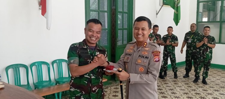 Kapolres Pandeglang Beri Kejutan Tumpeng untuk Dandim 0601/Pandeglang di HUT ke-80 TNI