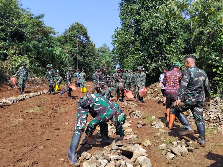 Hari Pertama TMMD ke-126 Kodim 0601/Pandeglang Dimulai: TNI dan Warga Bangun Jalan Desa dengan Semangat Gotong Royong